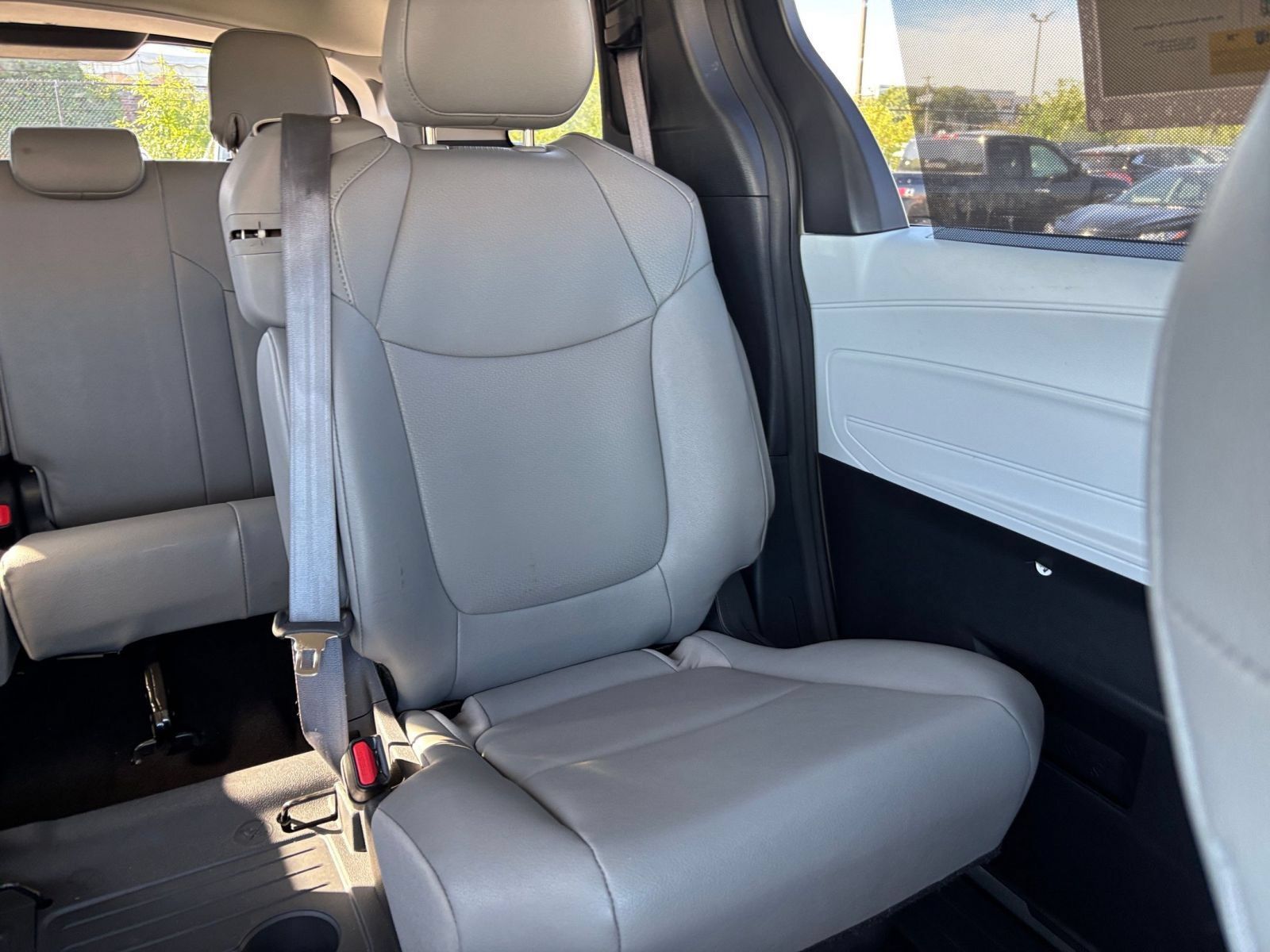 Used 2025 Toyota Sienna XLE FWD image 38