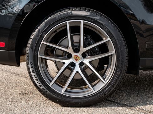Certified 2025 Porsche Macan AWD/4WD image 15