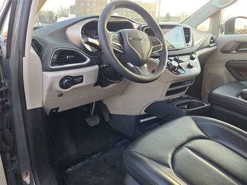 Used 2023 Chrysler Pacifica Touring-L image 22