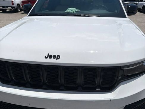 Used 2023 Jeep Grand Cherokee Limited w/ Black Appearance Package RWD image 12
