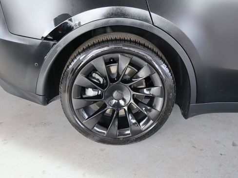 Used 2022 Tesla Model Y Long Range image 5