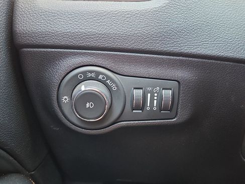 Used 2019 Jeep Compass Latitude w/ Cold Weather Group AWD/4WD image 25