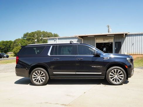Used 2021 GMC Yukon XL Denali w/ Denali Premium Package AWD/4WD image 3