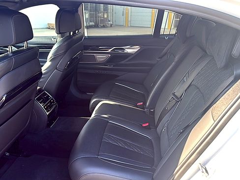 Used 2022 BMW 740i w/ Luxury Rear Seating Package RWD image 8