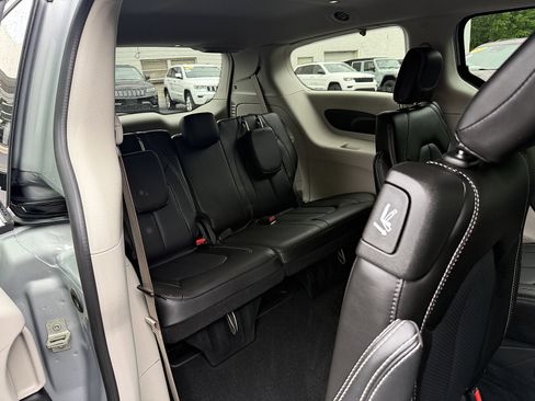 Used 2023 Chrysler Pacifica Touring-L AWD/4WD image 16