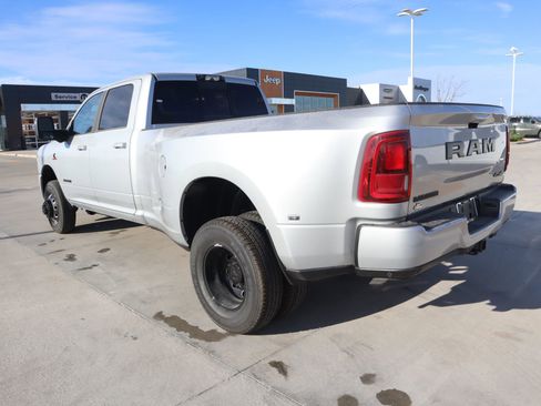 New 2026 RAM 3500 Laramie AWD/4WD image 23
