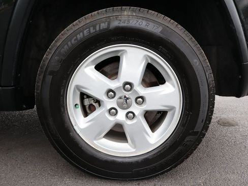 Used 2013 Jeep Grand Cherokee Laredo w/ Laredo E Group image 40