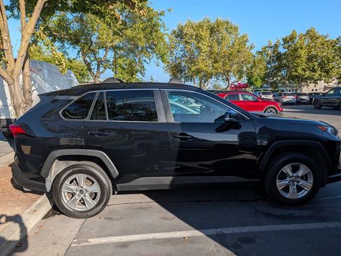 Used 2021 Toyota RAV4 XLE FWD image 5