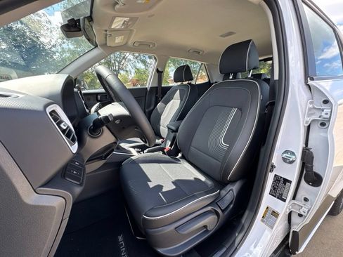 Used 2025 Hyundai Venue Limited FWD image 5