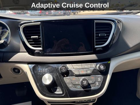 Used 2024 Chrysler Pacifica Touring-L FWD image 23
