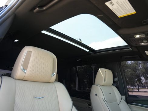 Used 2021 Cadillac Escalade Premium Luxury RWD image 24