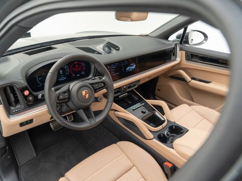 Certified 2025 Porsche Cayenne S image 4