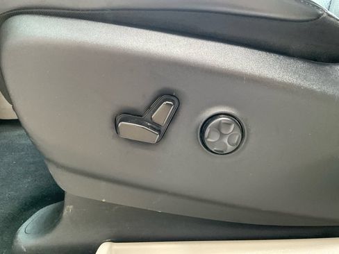Used 2023 Chrysler Pacifica Touring-L FWD image 34