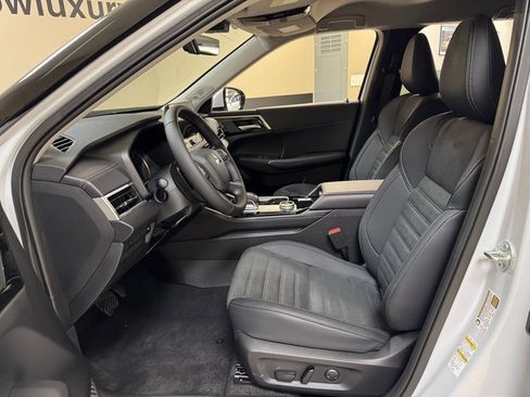New 2025 Mitsubishi Outlander SE image 8