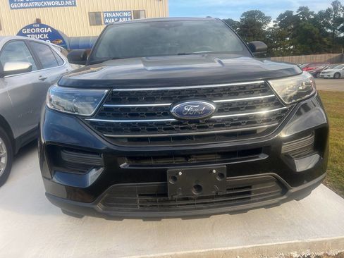 Used 2020 Ford Explorer XLT image 2