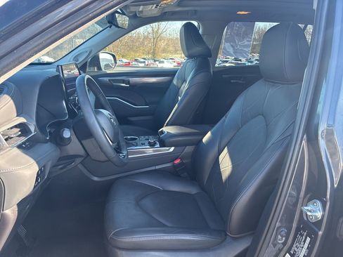 Used 2023 Toyota Highlander Platinum image 7