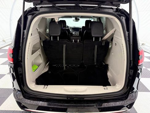 Used 2024 Chrysler Pacifica Touring-L image 4