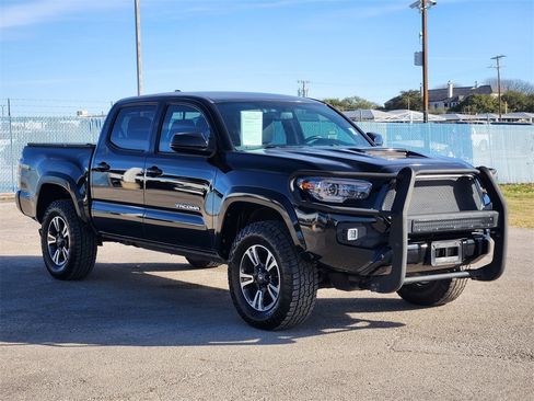 Used 2017 Toyota Tacoma TRD Sport image 3