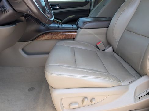 Used 2019 Chevrolet Suburban Premier AWD/4WD image 15