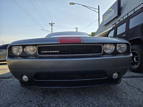 Used 2012 Dodge Challenger SXT RWD image 3
