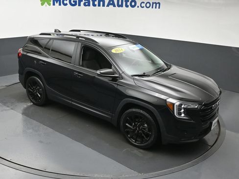 Used 2024 GMC Terrain SLE w/ Driver Convenience Package FWD image 3