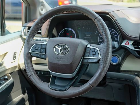Used 2023 Toyota Sienna Platinum AWD/4WD image 43