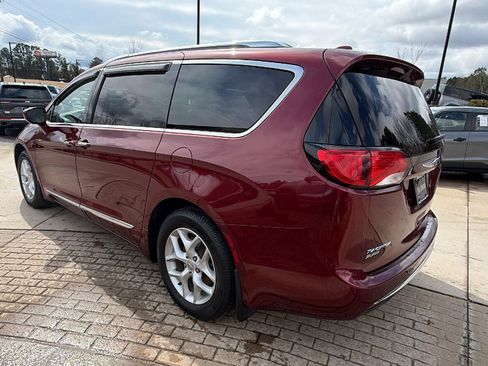 Used 2018 Chrysler Pacifica Touring-L w/ Tire & Wheel Group image 10