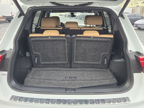 Used 2024 Volkswagen Tiguan SE image 11