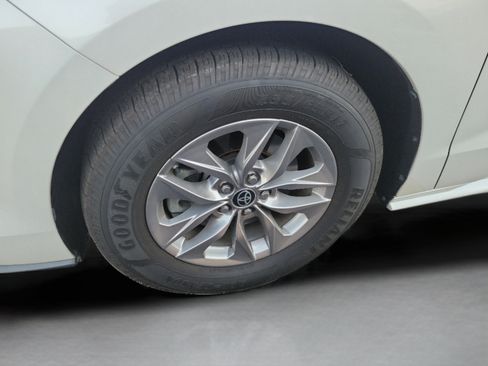 Used 2023 Toyota Sienna XLE FWD image 27