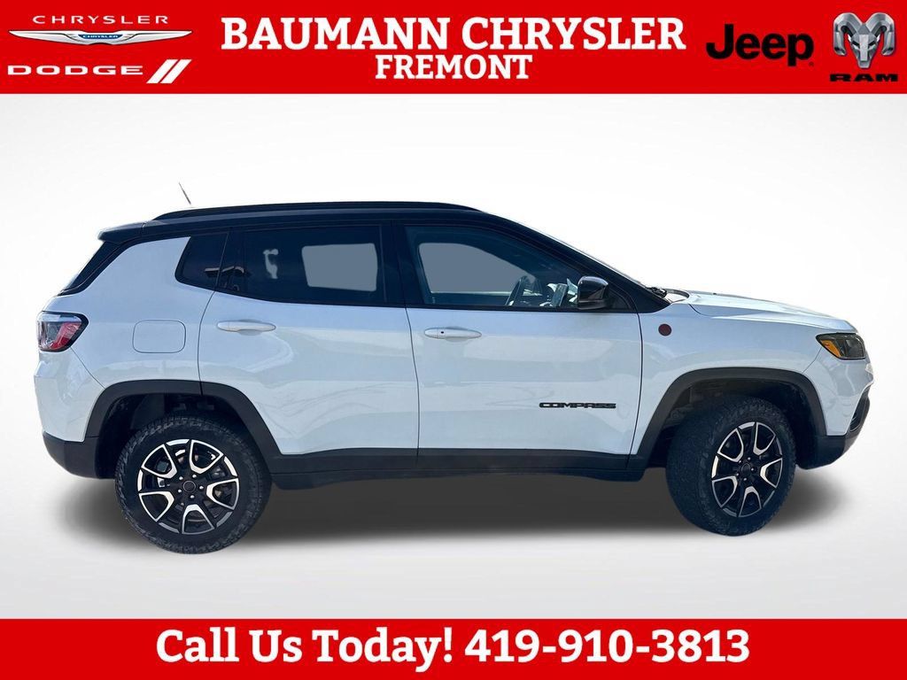 Used 2025 Jeep Compass Trailhawk AWD/4WD image 7