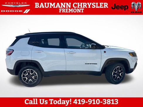 Used 2025 Jeep Compass Trailhawk AWD/4WD image 7