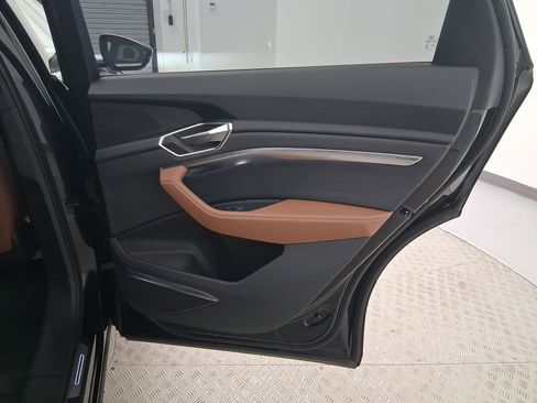 Used 2024 Audi Q8 e-tron Premium Plus w/ Premium Plus Package image 27