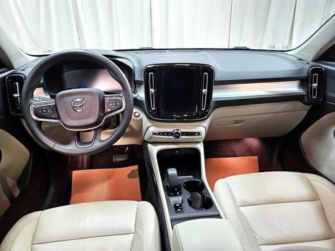 Used 2022 Volvo XC40 T5 Momentum image 25