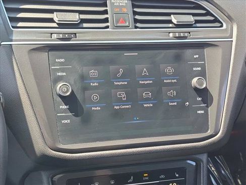 Certified 2022 Volkswagen Tiguan SE w/ Panoramic Sunroof Package AWD/4WD image 13
