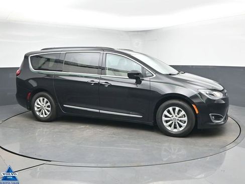 Used 2017 Chrysler Pacifica Touring-L image 1