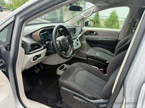 Used 2020 Chrysler Voyager L FWD image 8