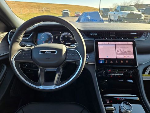 New 2025 Jeep Grand Cherokee Limited image 17