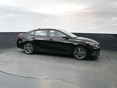 Used 2023 Kia Forte LXS w/ LXS Technology Package FWD image 7