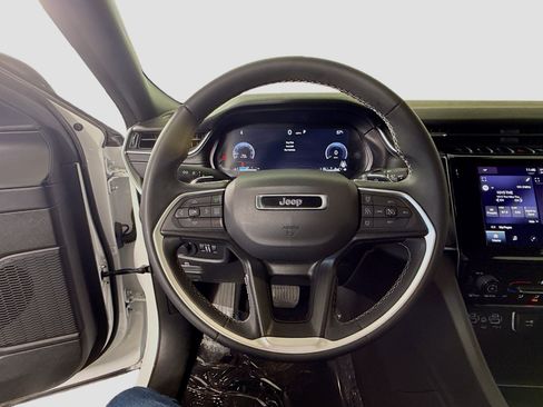 Used 2024 Jeep Grand Cherokee Laredo X image 13