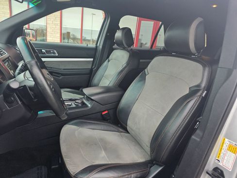Used 2017 Ford Explorer XLT w/ Equipment Group 202A AWD/4WD image 11