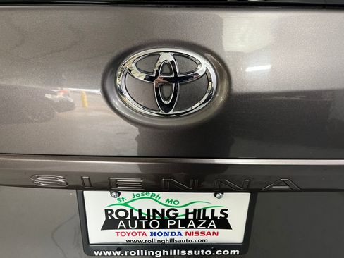 Used 2017 Toyota Sienna XLE image 42