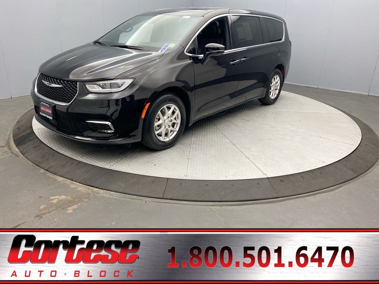 Used 2025 Chrysler Pacifica Select FWD image 1