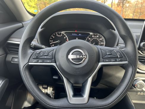 Used 2024 Nissan Altima 2.5 SV image 14