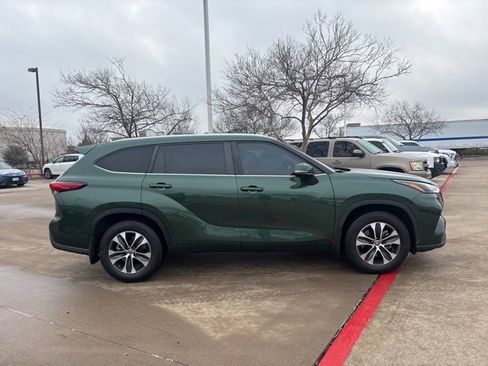 Used 2023 Toyota Highlander XLE image 4
