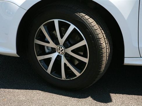 Used 2017 Volkswagen Jetta SE FWD image 3
