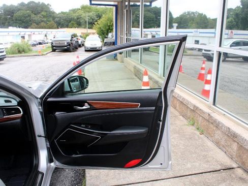 Used 2017 Kia Cadenza Technology image 23