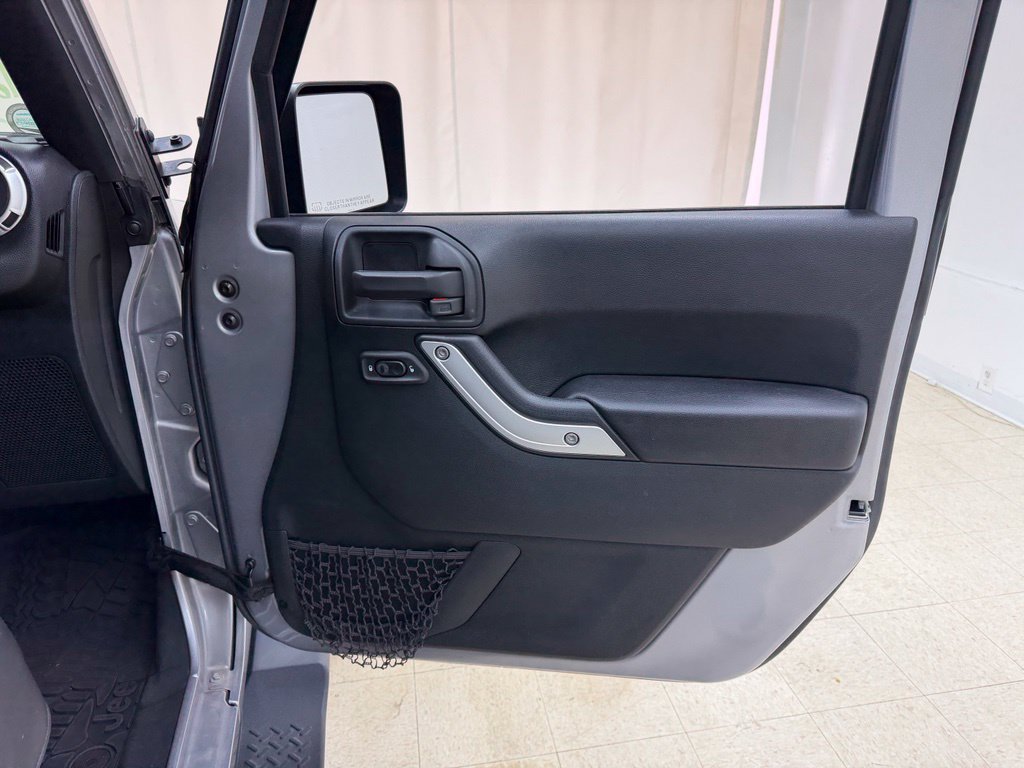 Used 2018 Jeep Wrangler Unlimited Sahara AWD/4WD image 9