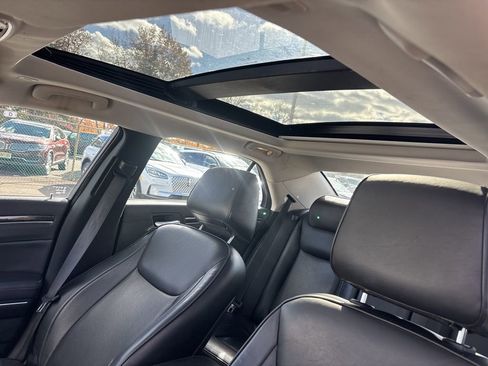 Used 2018 Chrysler 300 Limited w/ Safetytec Plus Group image 28