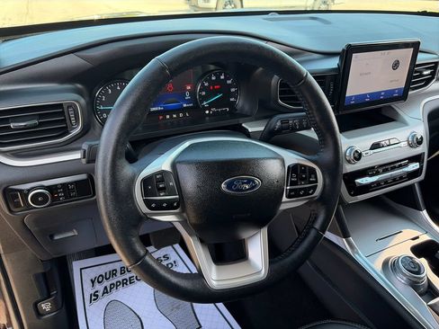 Used 2023 Ford Explorer XLT w/ Equipment Group 202A AWD/4WD image 18