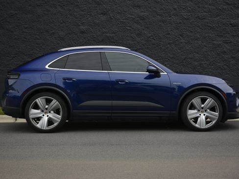 Used 2024 Porsche Macan 4 Electric AWD/4WD image 8